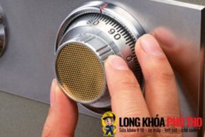 Két sắt bị kẹt