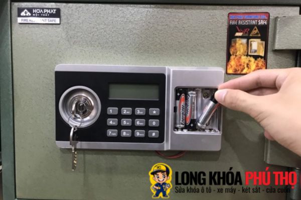 Két sắt bị kẹt - hết pin